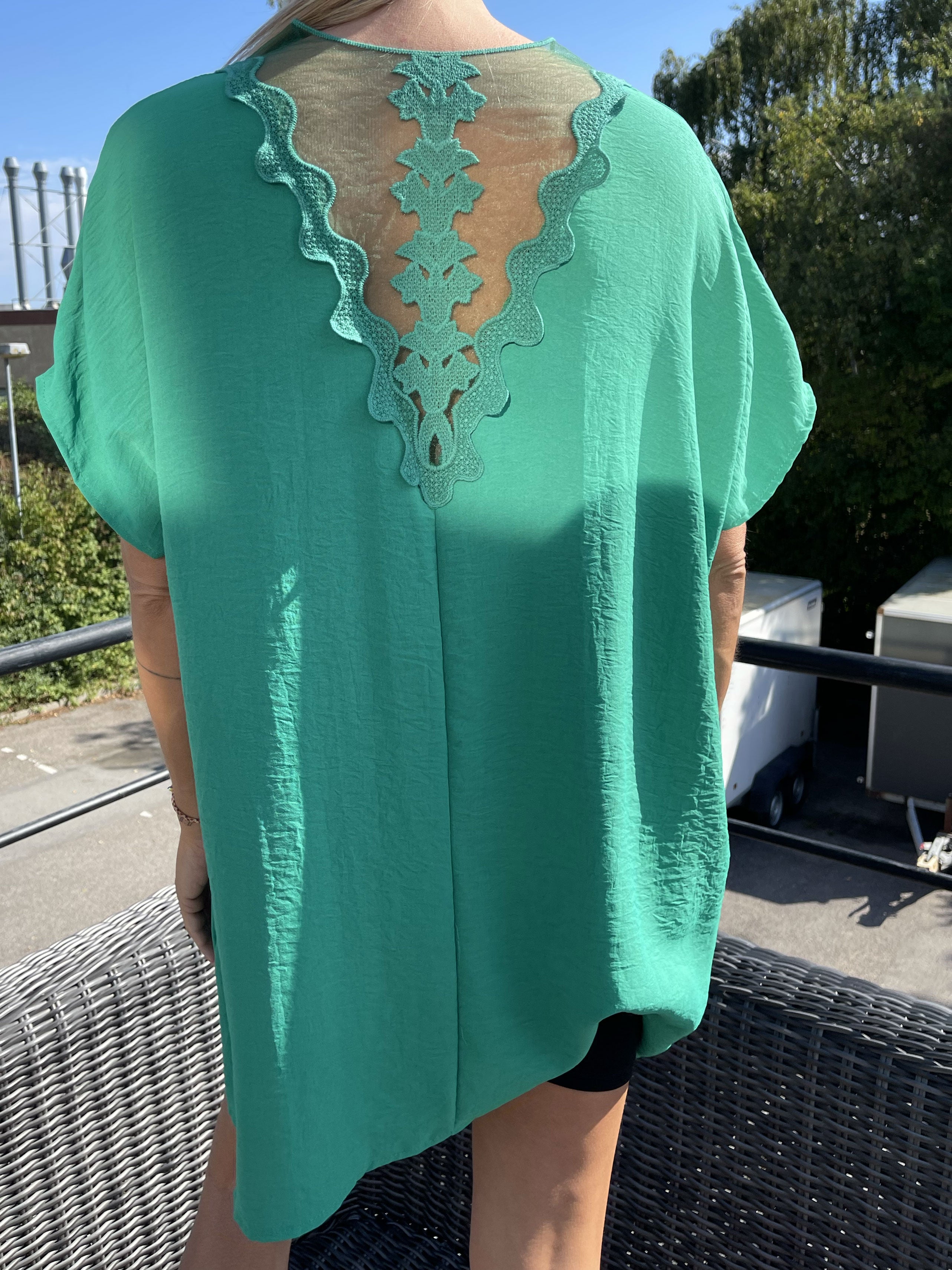 Katrine - Tunika med blonde i ryggen